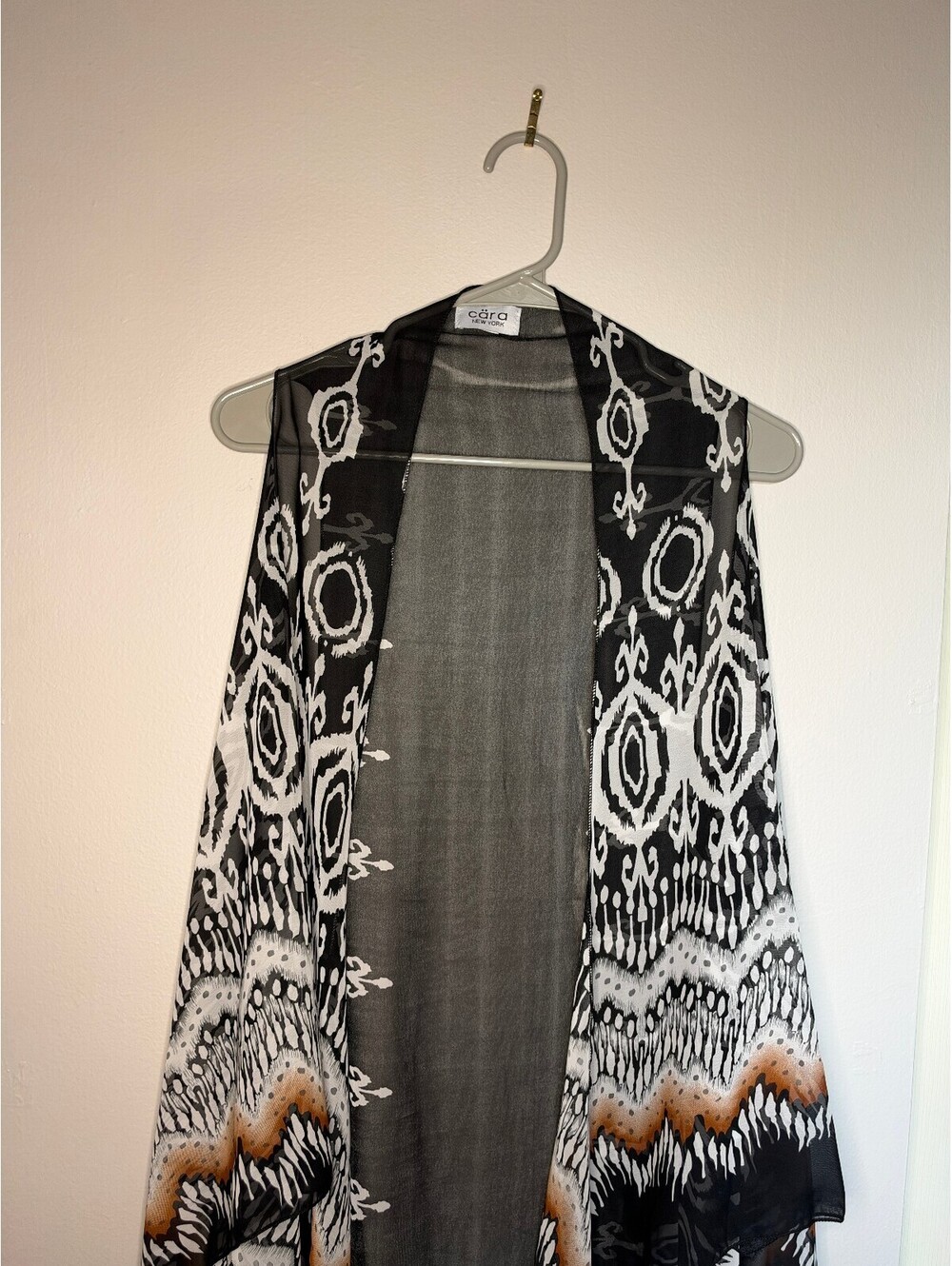 Cara New York women's black and white open front sleeveless cardigan